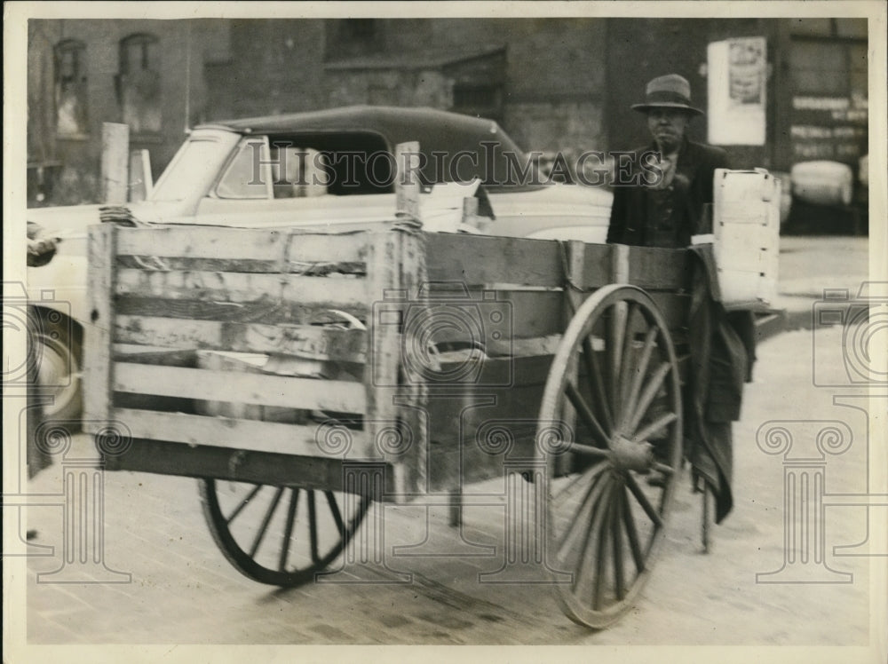 1941 Press Photo Unloading Junk
