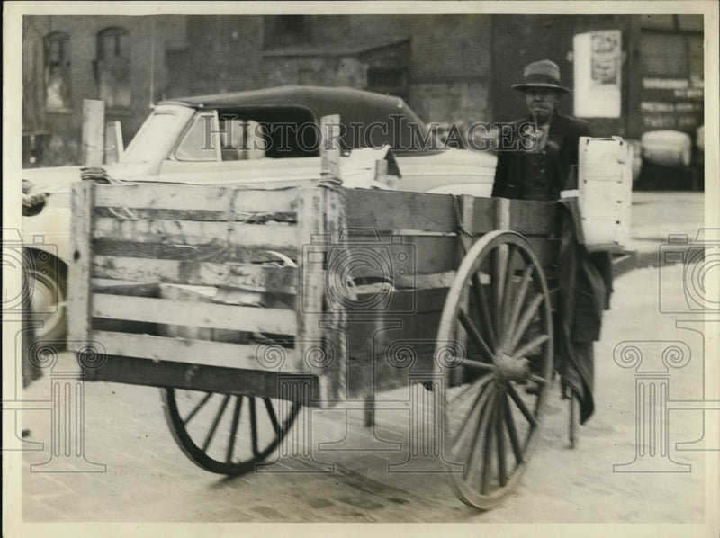 Load image into Gallery viewer, 1941 Press Photo Unloading Junk
