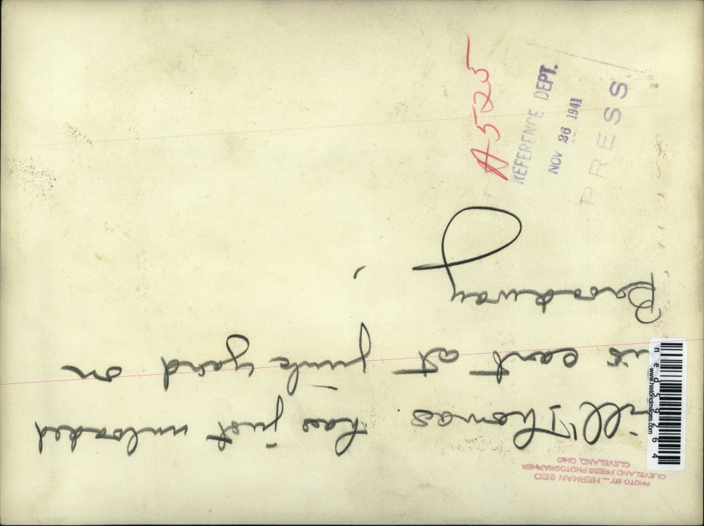 1941 Press Photo Unloading Junk