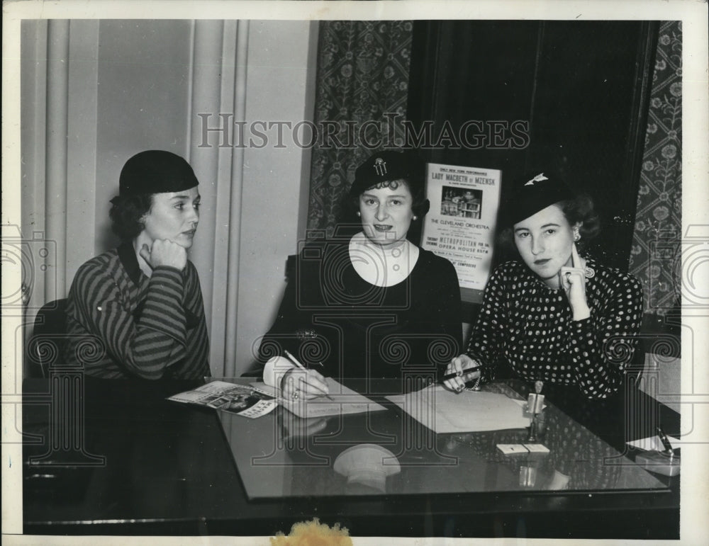 1935 Press Photo P. Byrne, A. Maynard & E. Gillespie plan benefit opera