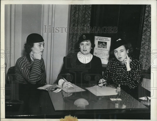 1935 Press Photo P. Byrne, A. Maynard & E. Gillespie plan benefit opera
