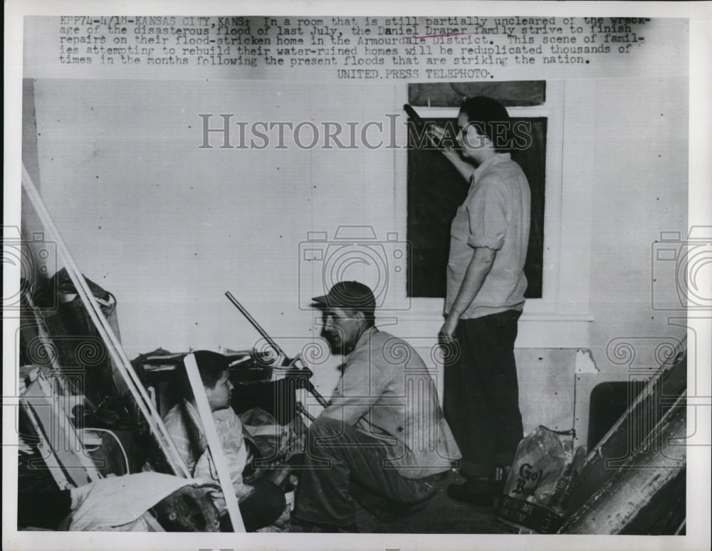 1952 Press Photo Daniel Draper family rebuild water-ruined home in Kansas City
