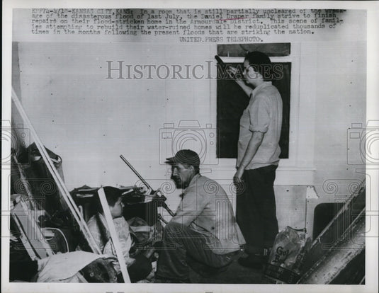 1952 Press Photo Daniel Draper family rebuild water-ruined home in Kansas City
