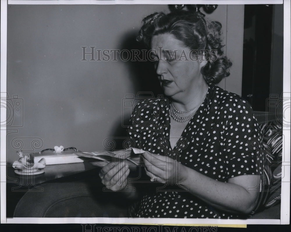 1955 Press Photo Roma Judt with Telegram Informing of Her Son's Death in Korea