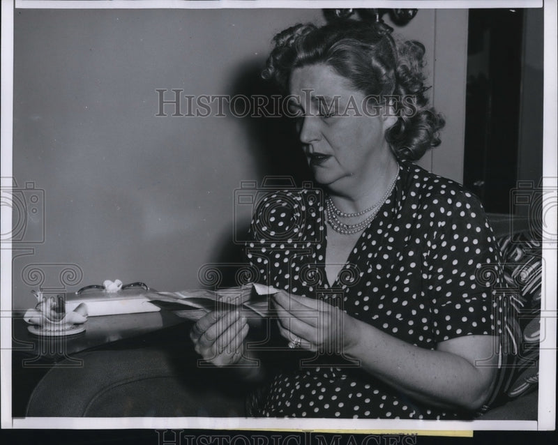 Load image into Gallery viewer, 1955 Press Photo Roma Judt with Telegram Informing of Her Son's Death in Korea
