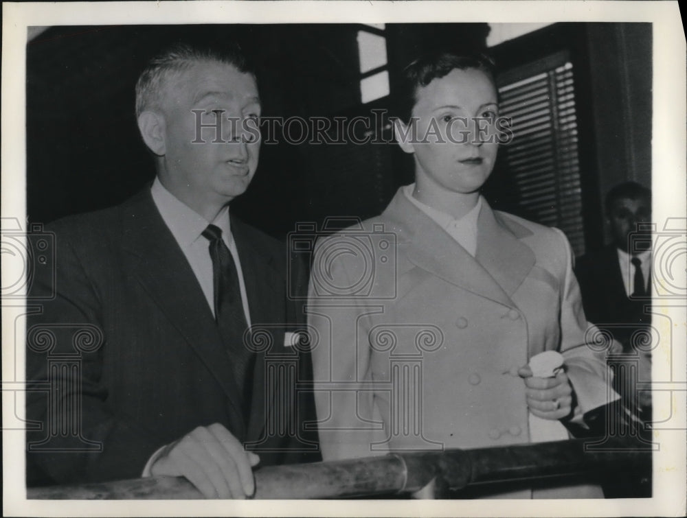 1956 Press Photo Mrs. Sonje Jusnic with her lawyer Emmett Hayes