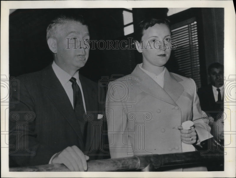 Load image into Gallery viewer, 1956 Press Photo Mrs. Sonje Jusnic with her lawyer Emmett Hayes
