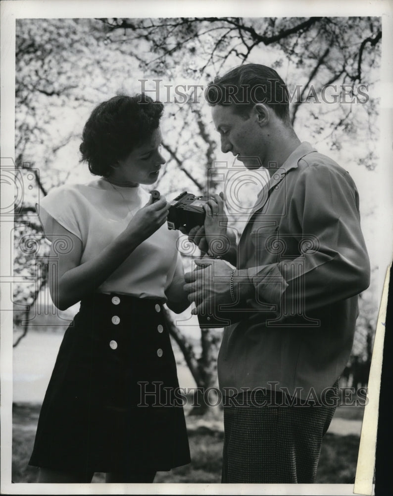 1947 Press Photo Joe McCartney aids Ruth Cole with box camera
