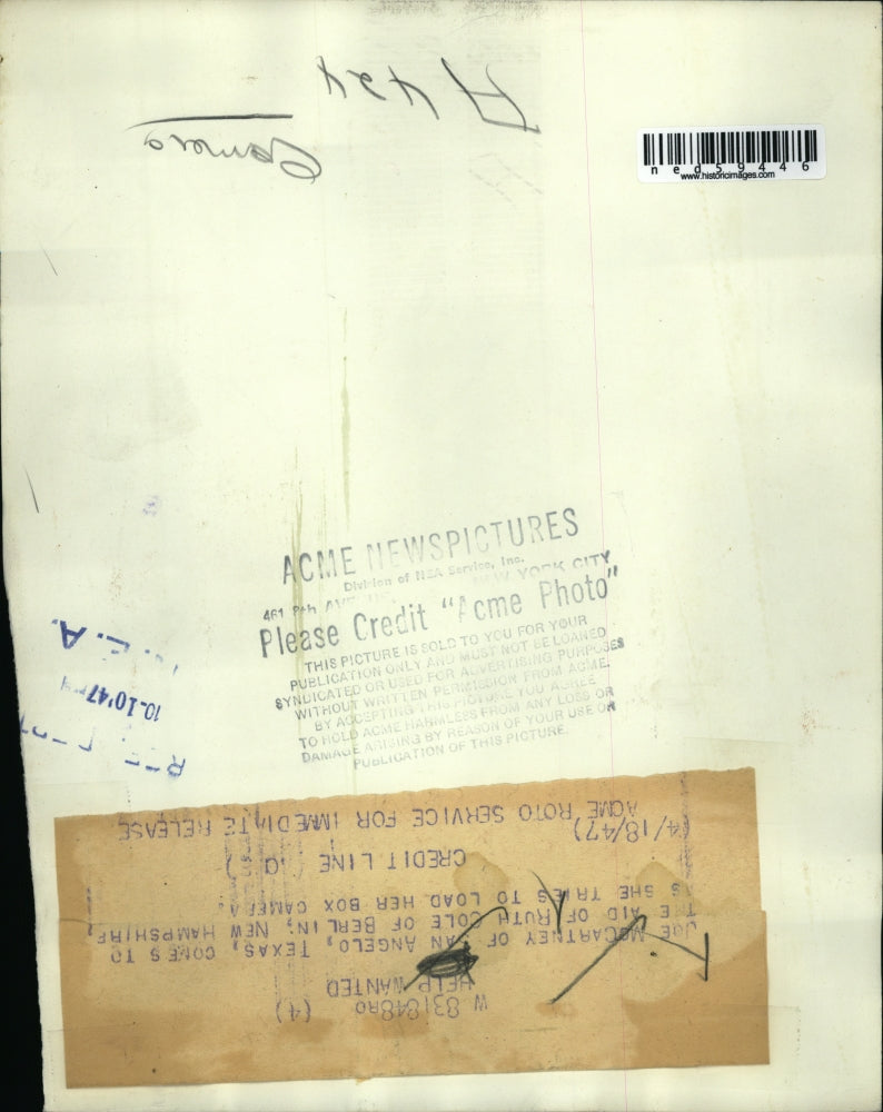 1947 Press Photo Joe McCartney aids Ruth Cole with box camera