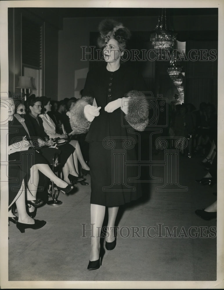 1940 Press Photo White doeskins with silver fox cuffs, black wool peplum suit- Historic Images