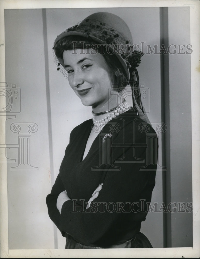 1946 Press Photo Woman wearing a hat