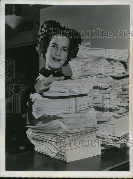 1951 Press Photo Helen Gregory, story editor of ABC's Modern Romances