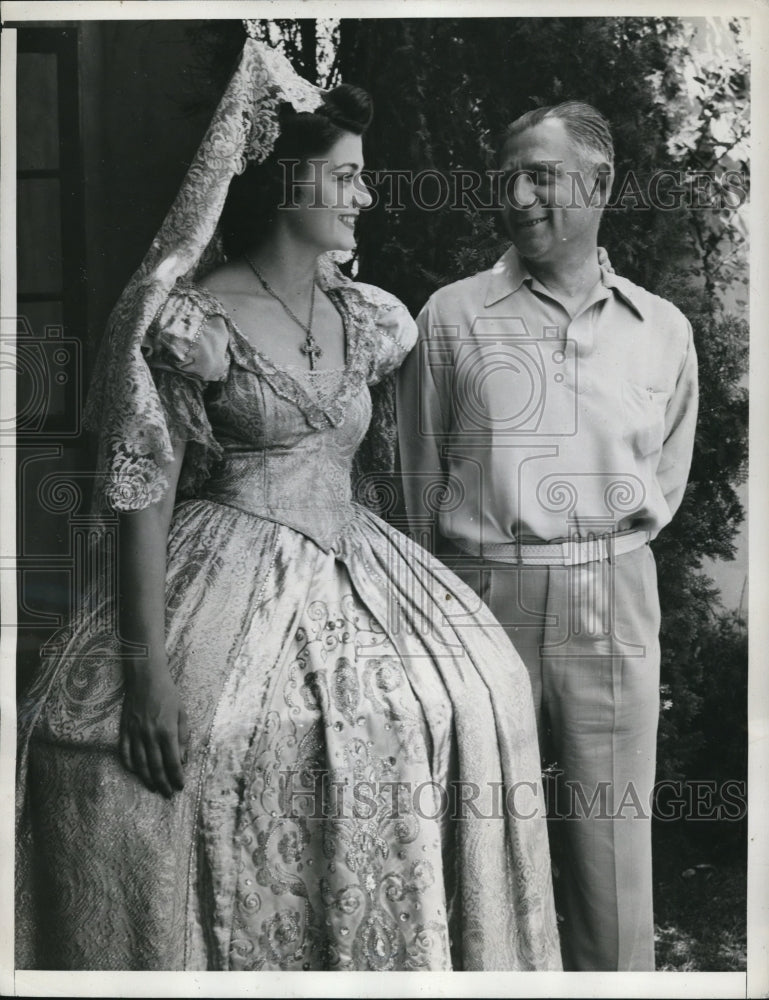 Load image into Gallery viewer, 1940 Press Photo Queen of Fiesta Del Sol, Betsy Nehe, &amp; father, Art Nehe

