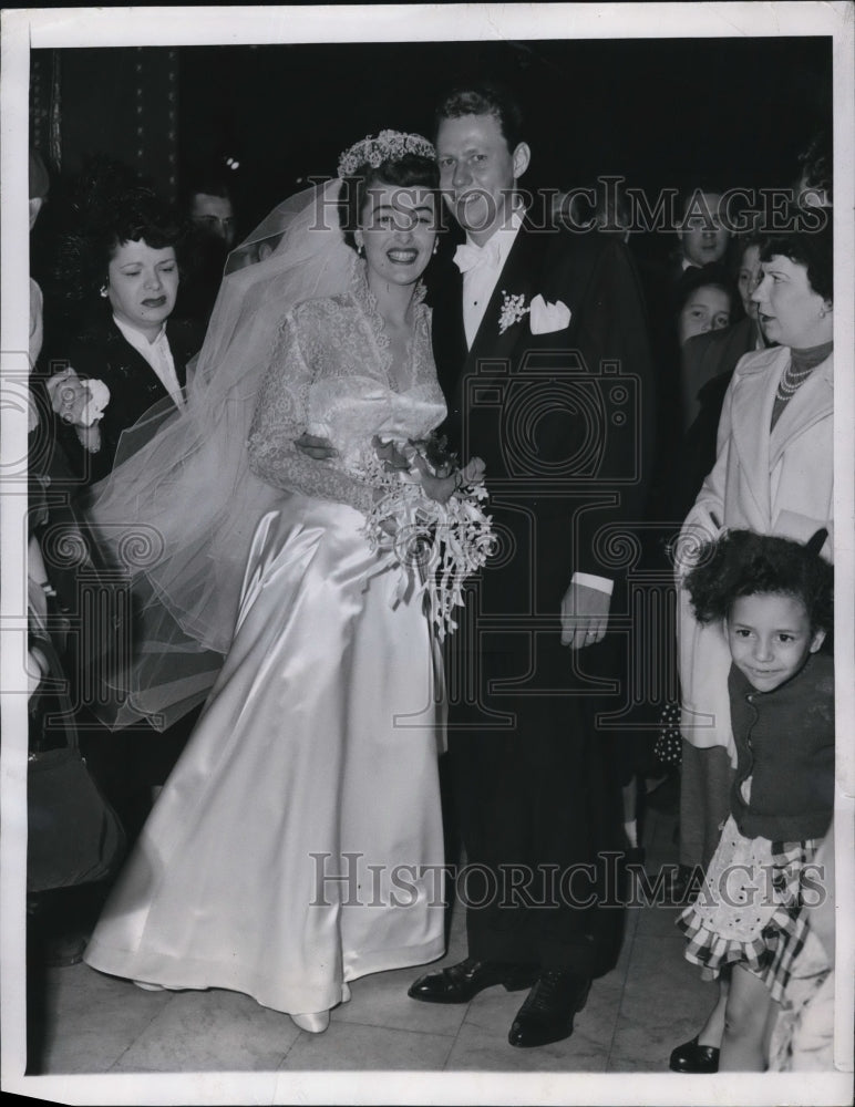 Load image into Gallery viewer, 1950 Press Photo Teresa Giorgian and Robert C. Deu after their church wedding
