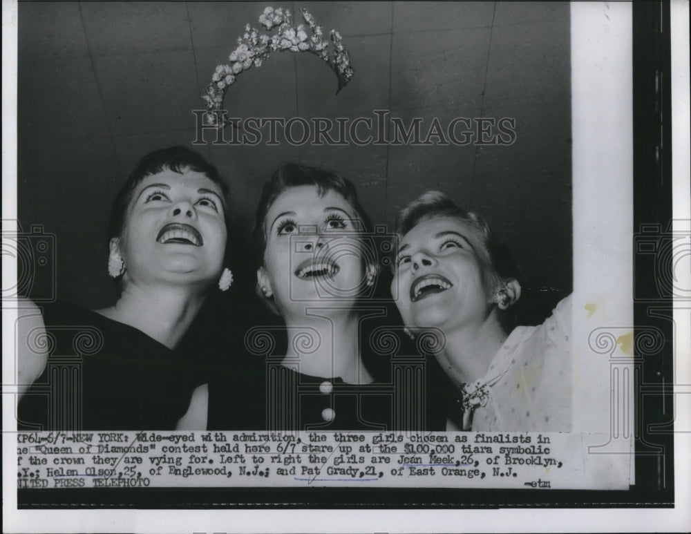 1956 Press Photo Finalist of the Queen of Diamonds Contest stare at the crown