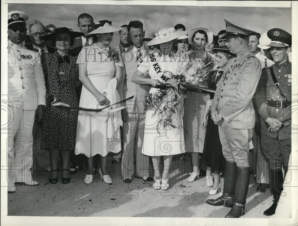 1938 Press Photo Bernice Brantley, with Mayor Willard Alburn and Capt. Hernandez