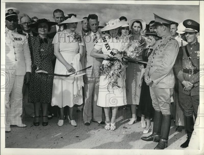 Load image into Gallery viewer, 1938 Press Photo Bernice Brantley, with Mayor Willard Alburn and Capt. Hernandez
