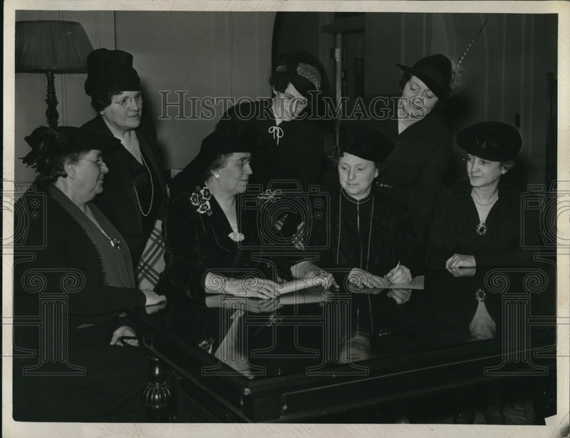Load image into Gallery viewer, 1939 Press Photo Mrs. Mary Laughlin, Mrs.Mary Duffy, Lillian Westropp

