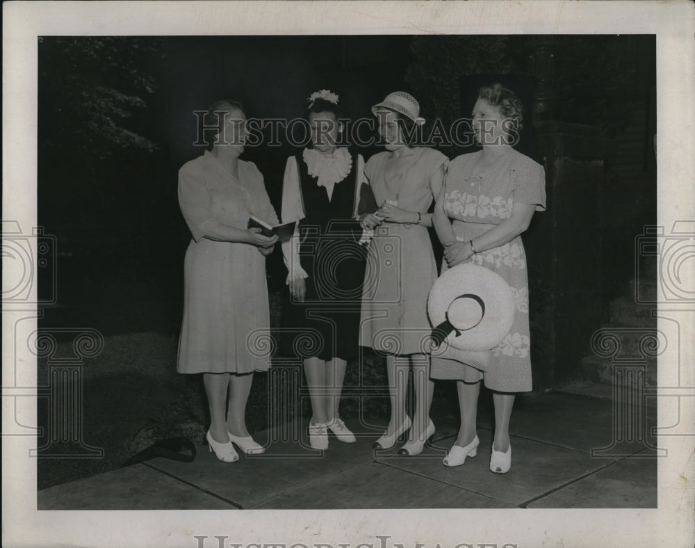 1945 Press Photo Miss Clara Westropp, Miss Burke and Judge William Westropp