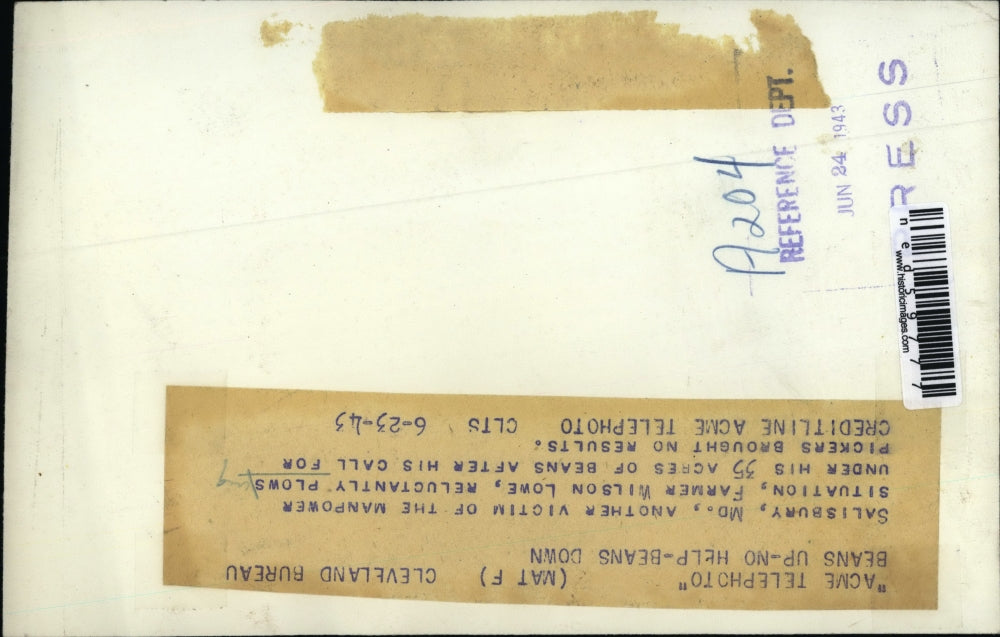 1943 Press Photo Farmer Wilson Lowe plows 35 acres of beans in Salisbury, Md