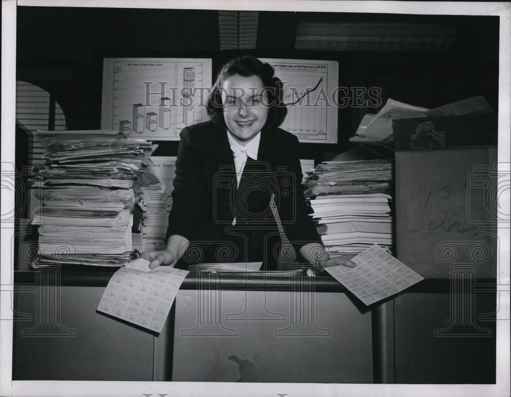 1952 Press Photo Anne DeGolyer mailing out "protest" stamps for taxes.