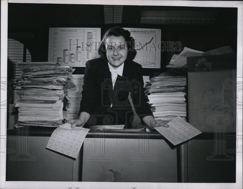 Load image into Gallery viewer, 1952 Press Photo Anne DeGolyer mailing out "protest" stamps for taxes.
