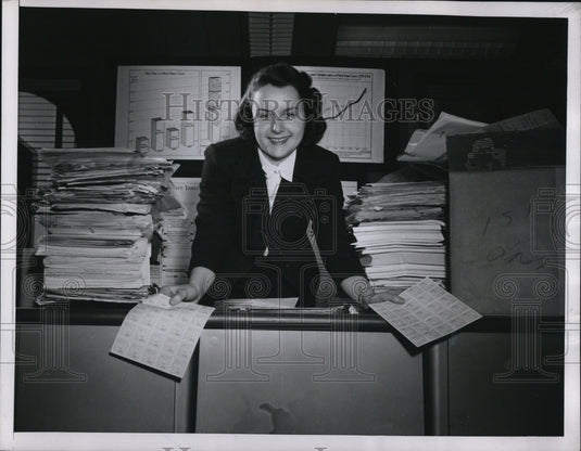 1952 Press Photo Anne DeGolyer mailing out "protest" stamps for taxes.