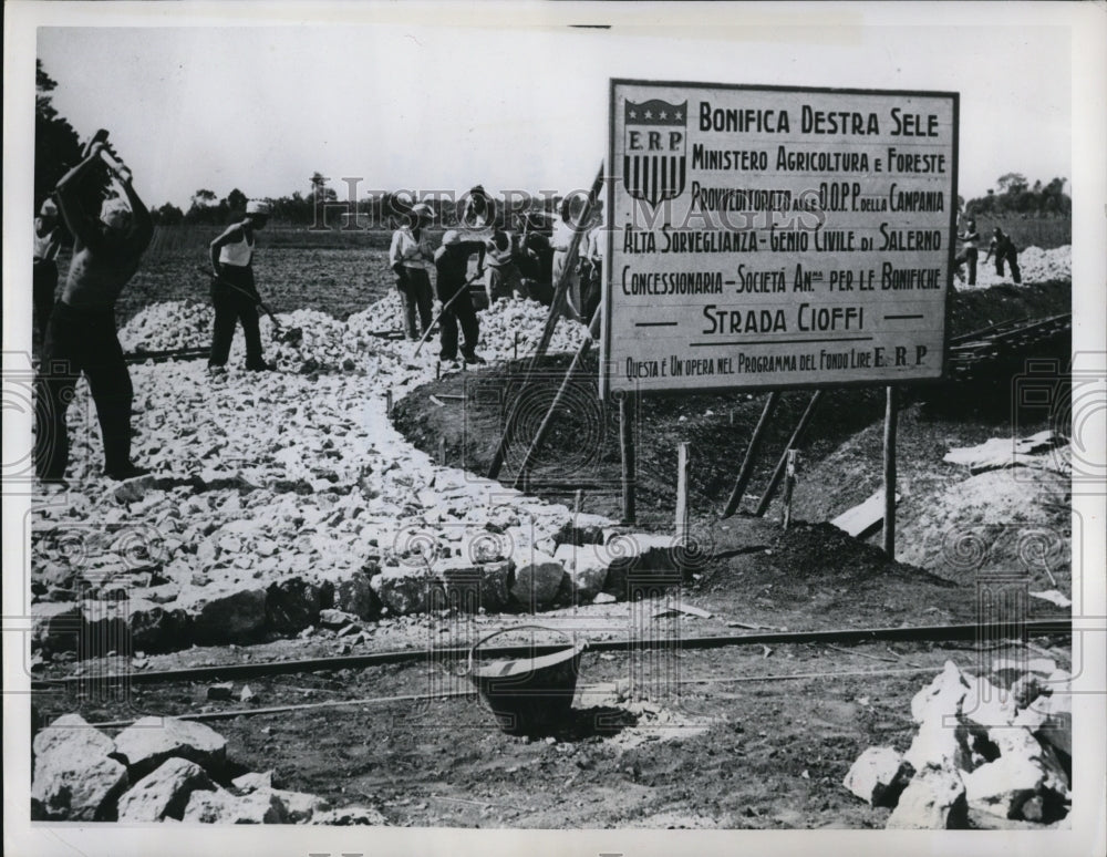 1950 Press Photo Road building in Italy.
