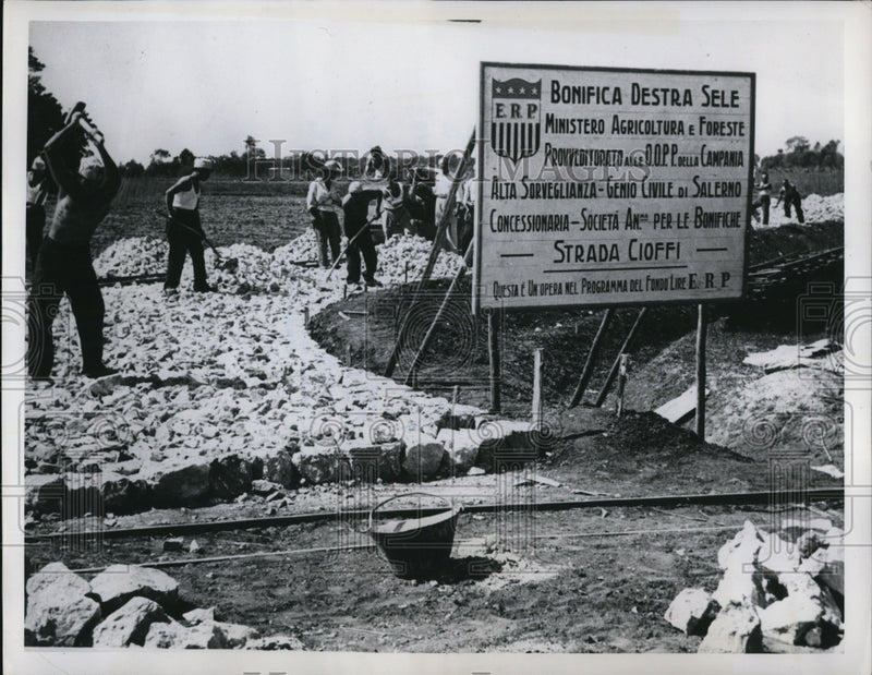 Load image into Gallery viewer, 1950 Press Photo Road building in Italy.
