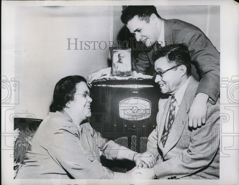 Load image into Gallery viewer, 1953 Press Photo New York Esperanza Medina joyfully grasps hands of her husband
