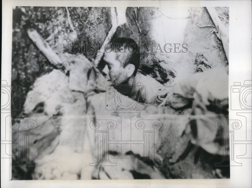 1944 Press Photo photo shows a Jap sniper hidden in and American foxhole but - Historic Images