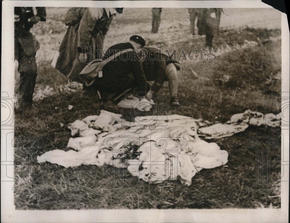 1939 Press Photo French medical officers attend to a German pilot who landed