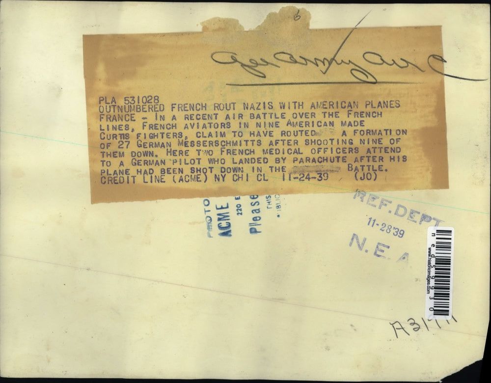 1939 Press Photo French medical officers attend to a German pilot who landed