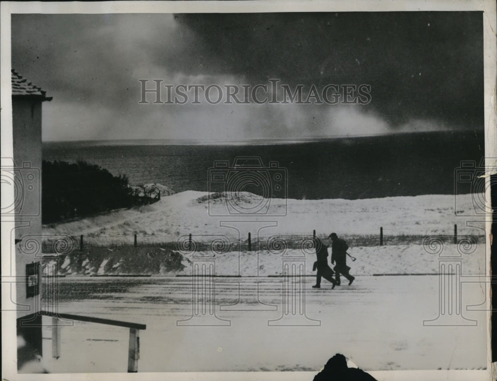 1941 Press Photo A view across the Channel from cliffs