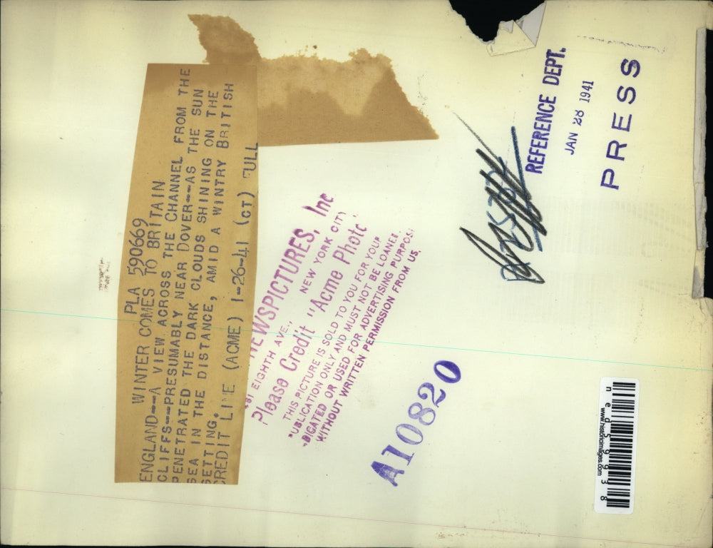 1941 Press Photo A view across the Channel from cliffs