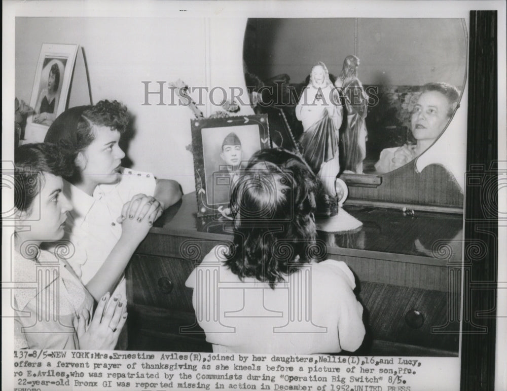 1953 Press Photo Ernestine Aviles & Daughters Praying at Soldier Son's Picture