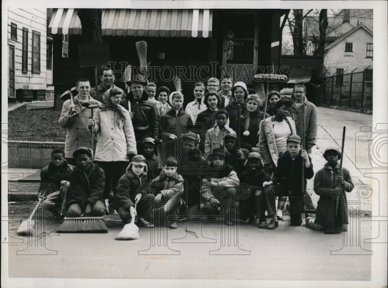 Load image into Gallery viewer, 1959 Press Photo The group that cleaned the E. 81 street
