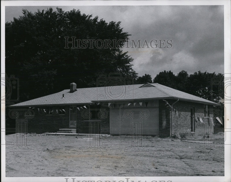 Load image into Gallery viewer, 1959 Press Photo Akron Cleveland Road. Northfield Kitner Homes.
