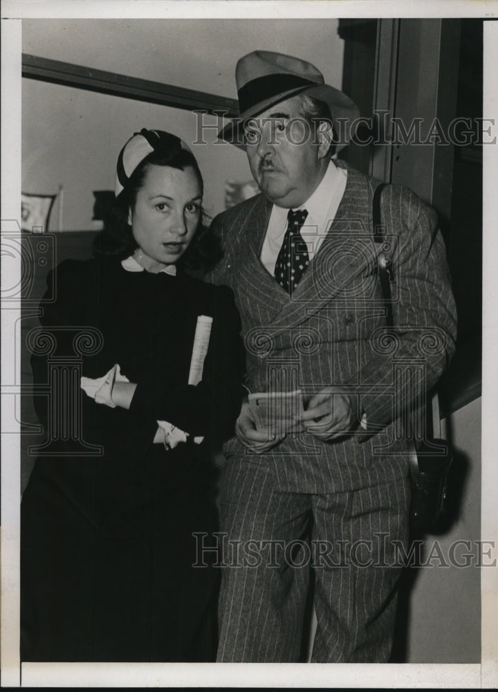 Load image into Gallery viewer, 1938 Press Photo Alice Weaver &amp; Walter Connolly at New Hollywood Park race track
