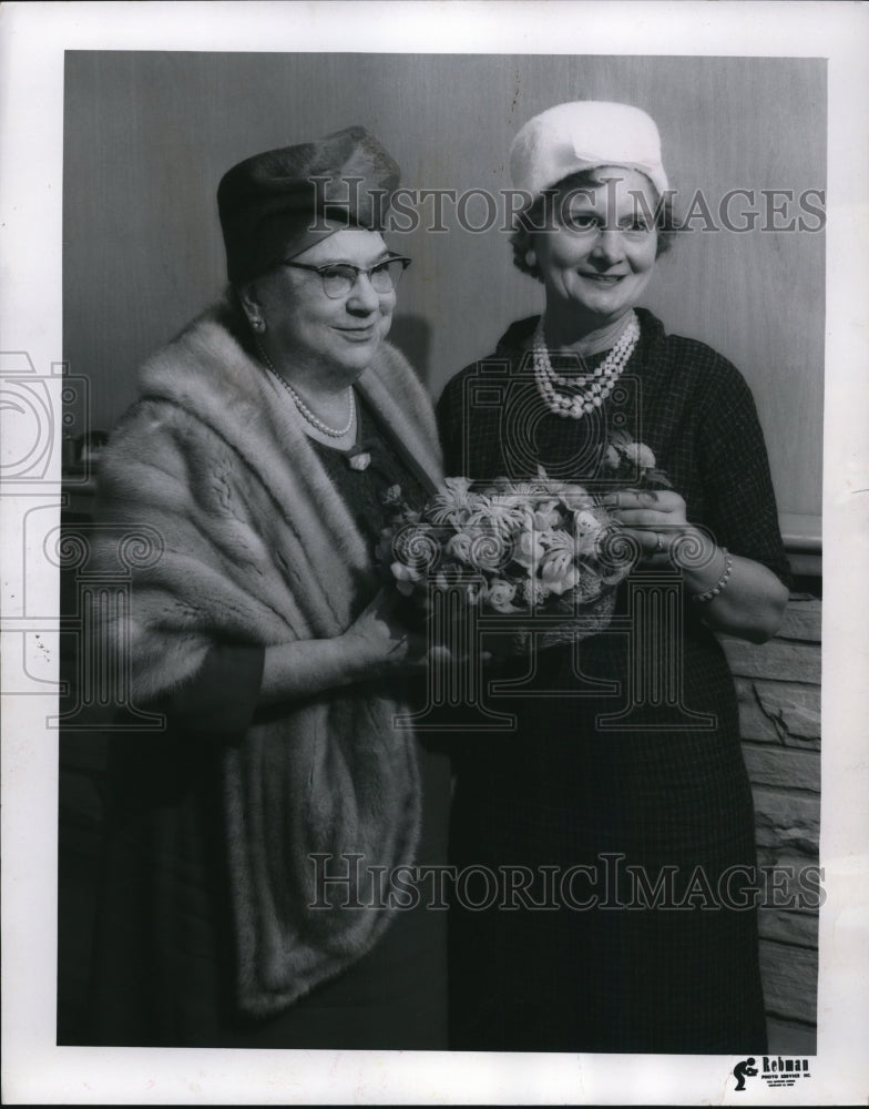 1961 Press Photo of Miss Clara E. Westropp and Mrs. Henry Seene