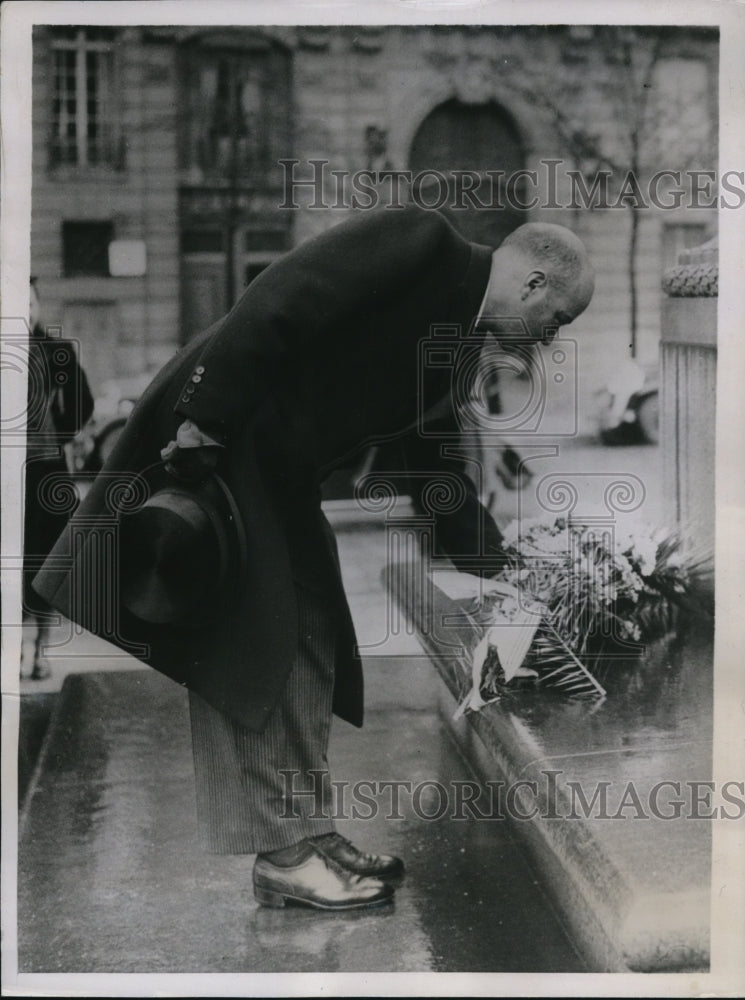 1937 Press Photo William C. Bullitt U.S. Ambassador laying wreath at Washington
