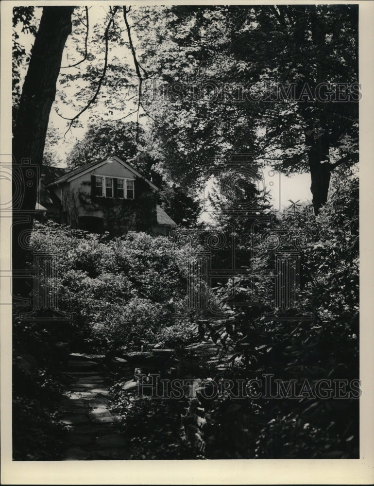 1948 Press Photo Gardens at Crispen Oglebay home in Gates Mills Ohio