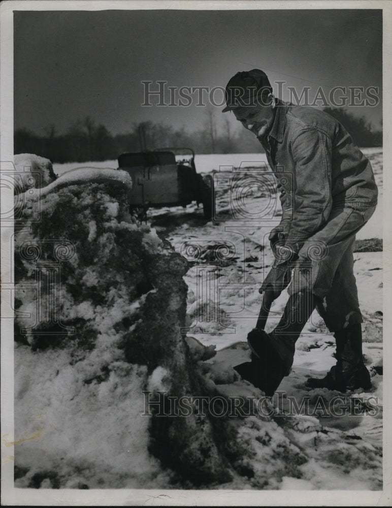 1945 Press Photo Farmer HS Fish digs snow from road in Strongville Ohio