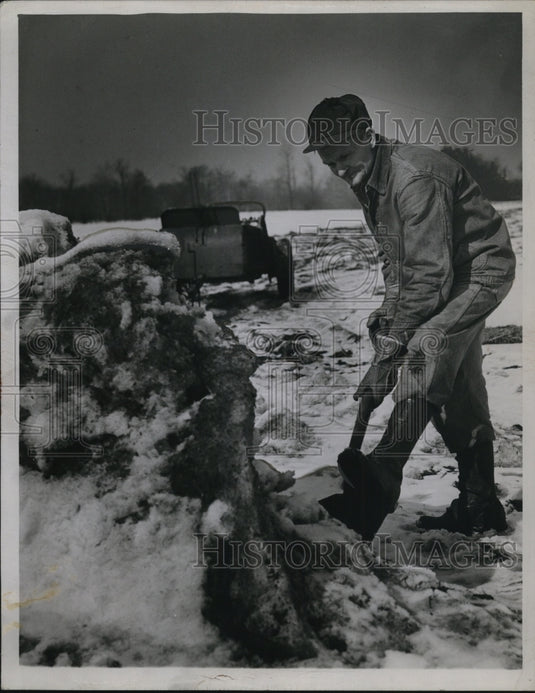 1945 Press Photo Farmer HS Fish digs snow from road in Strongville Ohio