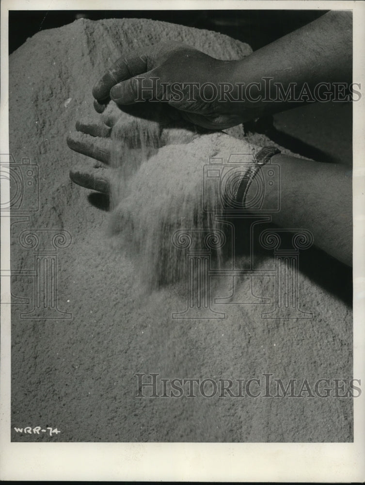 1942 Press Photo Mines Bureau refines tungsten for war industry