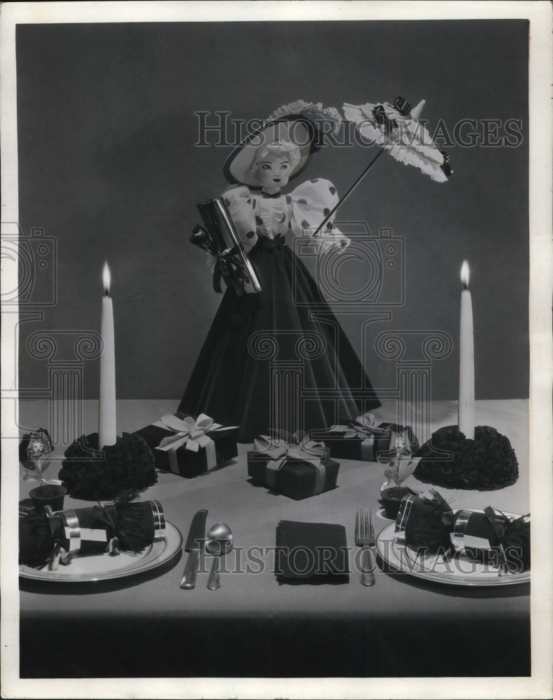 1941 Press Photo A table with decorations for Mother's Day serving
