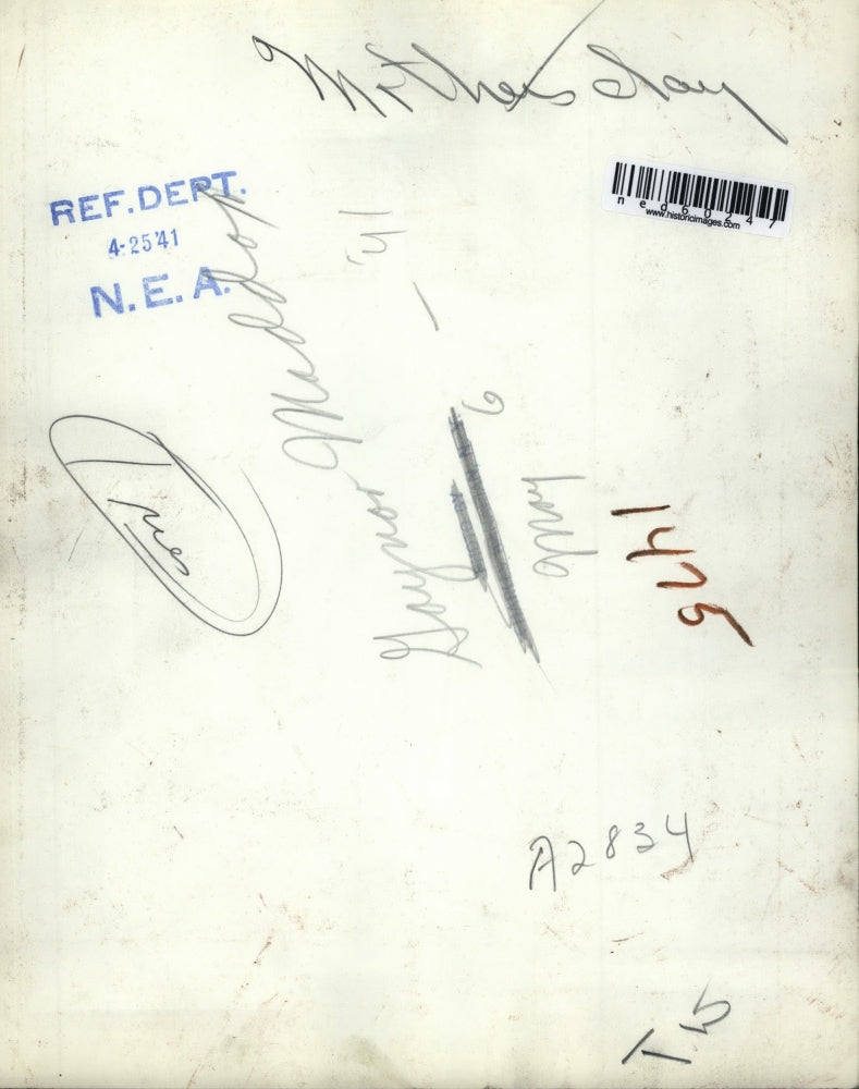 1941 Press Photo A table with decorations for Mother's Day serving