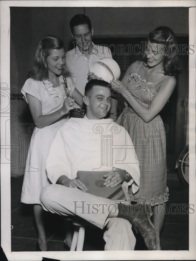 Load image into Gallery viewer, 1946 Press Photo Tuscon Ariz U of Ariz students R Overstreet,B Kruger
