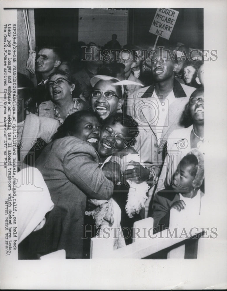 Load image into Gallery viewer, 1953 Press Photo of families celebrating the return of 437 Prisoners of War.
