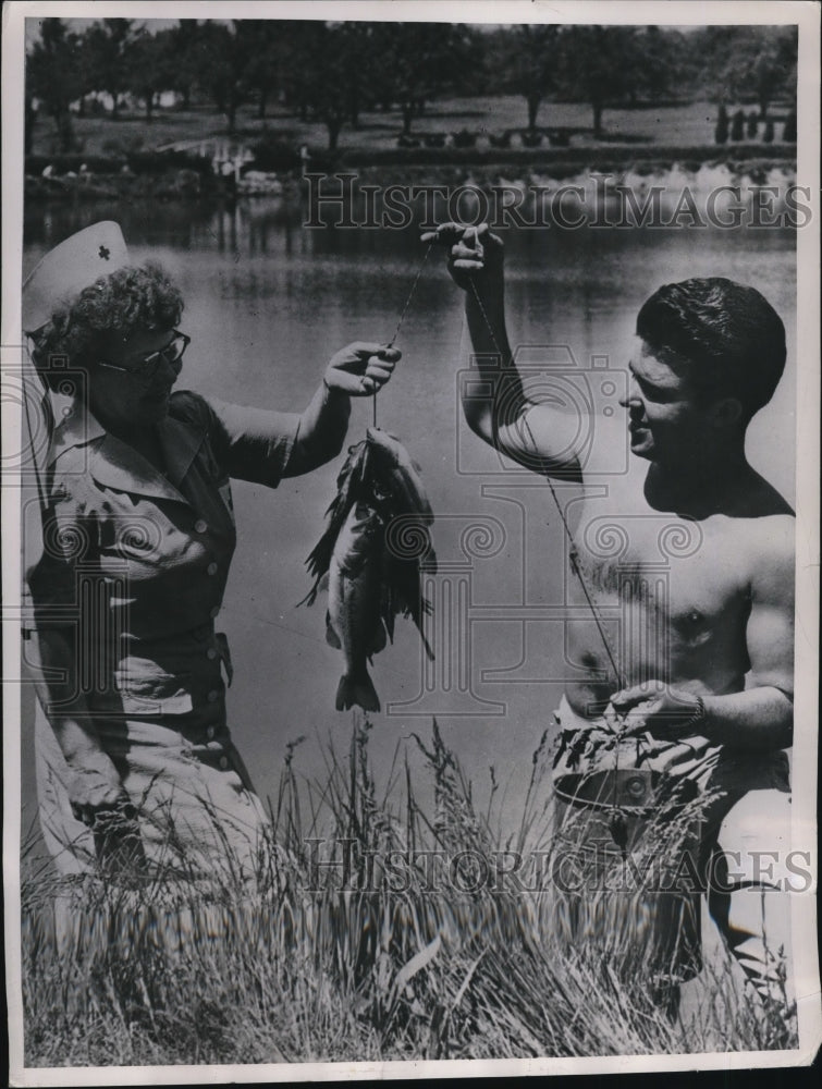 Load image into Gallery viewer, 1950 Press Photo of a wounded veteran fishing outside the VA hospital/St.Louis
